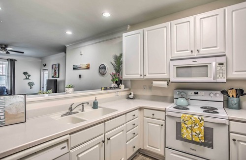 Calabash Condo | Calabash Condo on Golf Course w/Pool & Gym!