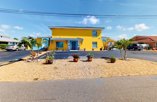 Caloosahatchee Condo | Canal front condo with boat slip, pool access, private deck & fast WiFi