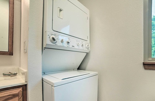 Kuttawa Cabin | Captivating Kuttawa Retreat w/ Outdoor Dining