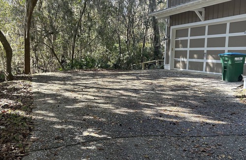 Olde Town Cottage | Carriage house on the Bluff