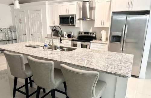 Sunshine House | Casa Del Sol Lehigh - 3/2 Jetted Tub & Open Backyard