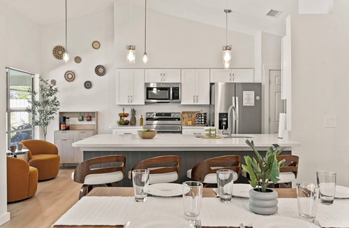 Melbourne House | Casa Del Sol ~ Private Pool, Pickleball, Speakeasy