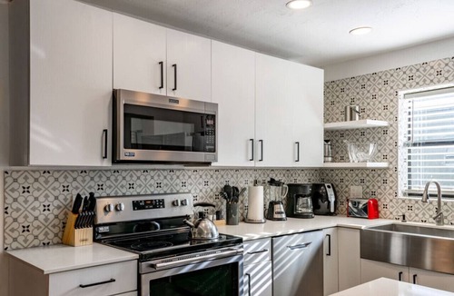 Little Ranches House | Casa Fillmore - Tropical Escape - Pool, Hot Tub, Mini-Golf, BBQ+