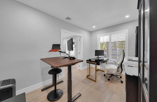 Coral Way Villa | Casa la Miami - Central location Villa with Pool & Gym