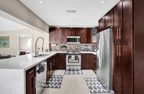 Sunset House | Casa Lani 🌅 Charming Stylish Modern Fort Lauderdale Suburban Home - HEATED Pool