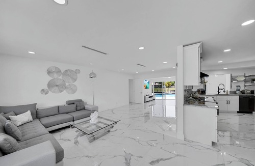 Caloosahatchee House | Casa marina is located in Cape Coral with 4 full bedrooms and 3 bath and pool