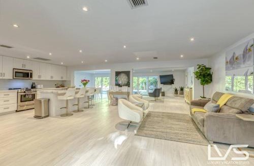Harbour Inlet House | Cascada-Luxe Resort Heated Pool HotTub Wlk 2 Beach