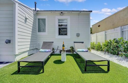 Mango Groves House | Casita Lake Worth - BEACH LIFE!
