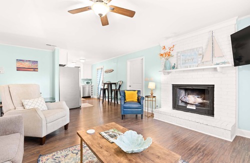 Savannah Beach House | Castaway Cottage | Easy Walk to Beach