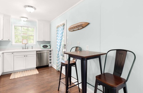 Savannah Beach House | Castaway Cottage | Easy Walk to Beach