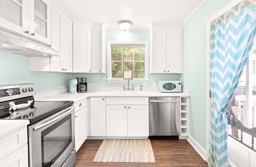 Savannah Beach House | Castaway Cottage | Easy Walk to Beach