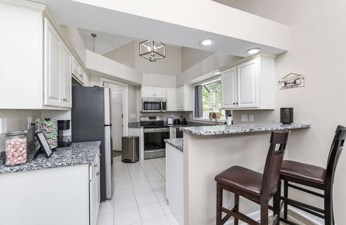 Lexington House | Castle Glow - 2BR - BBQ Gr - Walk to Kroger Field