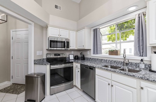 Lexington House | Castle Glow - 2BR - BBQ Gr - Walk to Kroger Field