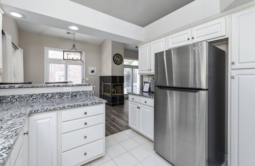 Lexington House | Castle Glow - 2BR - BBQ Gr - Walk to Kroger Field