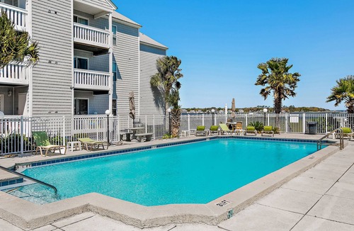 Fort Walton Beach Condo | Casual condo with shared pool, partial bay view, washer/dryer, & high-speed WiFi