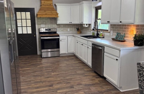 Newnata Cabin | Cedar Lodge Sleeps 20 Near Square Views