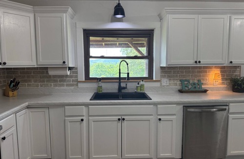 Newnata Cabin | Cedar Lodge Sleeps 20 Near Square Views