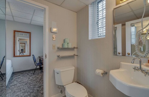 Music Row Hotel | Central Location Renovated Dorm Suite - Music Row!