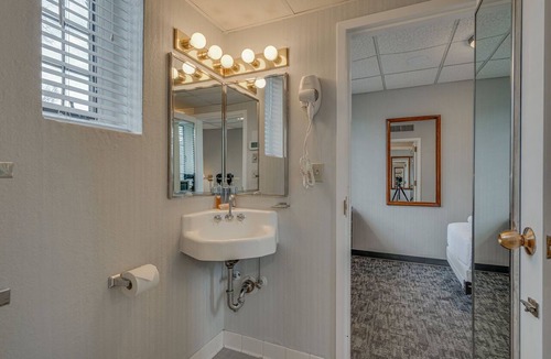Music Row Hotel | Central Location Renovated Dorm Suite - Music Row!