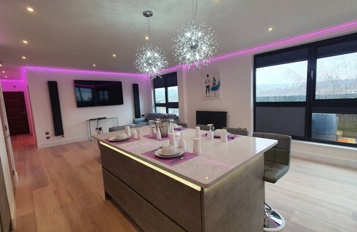 Cheltenham Condo | Central Penthouse with Hot Tub & Views 24