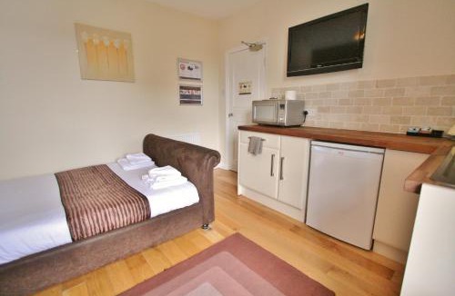 Cheltenham Apartment | Central Studios Gloucester Road by RoomsBooked - Free Parking