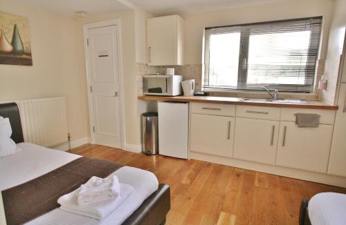 Cheltenham Apartment | Central Studios Gloucester Road by RoomsBooked - Free Parking