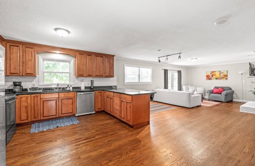 Harwood Lane House | Centrally Located Ranch - 15mins to Airport & Uptown