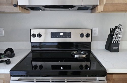 Crawfordville House | Centrally Located Charming 3 Bed 2.5 Bath Townhome with King Bed