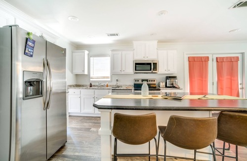 Charleston Cottage | Charleston Home w/Porch - 3 Mi to Folly Beach!