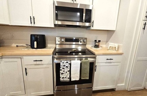 Executive Park House | Charlotte Serenity Stay—Spacious 3BR Near Light Rail & Uptown