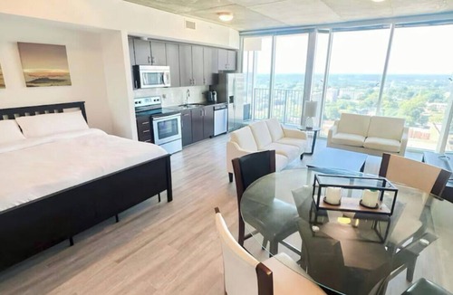 Downtown Condo | Charming 1-bedroom condo located on the 19th floor in delightful Raleigh.