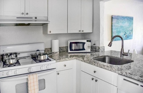 Key Biscayne House | Charming 1-bedroom in Key Biscayne with Pool close to the Beach -