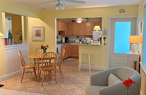 Juno Beach House | Charming 2/1 Tropical Getaway - Walk to Beach