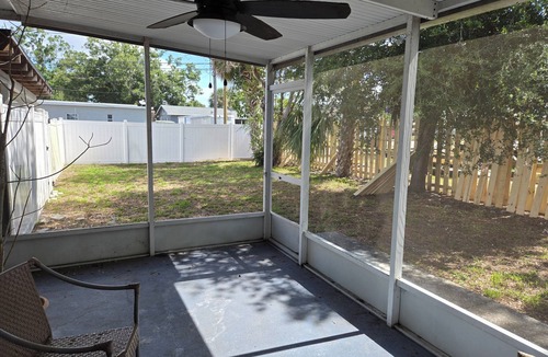 United Central House | Charming 2-bedroom house with WiFi, AC in enchanting St. Petersburg near it all!