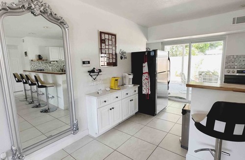 Boca Raton House | Charming 2-bedroom bungalow 1.5 mi to beach, Huge Parking Lot, AC, Heater, WiFi