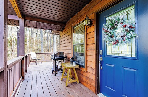 Qualla Cabin | Charming 2-bedroom cabin close to Bryson City with AC, WiFi, Hot tub