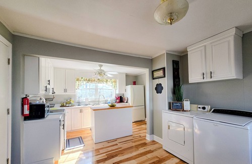 Lemon Springs House | Charming 2-bedroom farmhouse in peaceful Cameron farm with WiFi.