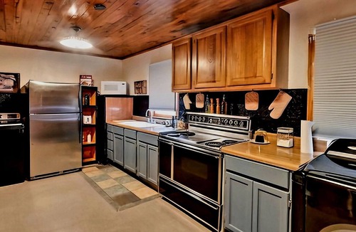 Idlewild House | Charming 2-bedroom farmhouse in wonderful Gleason with AC, WiFi