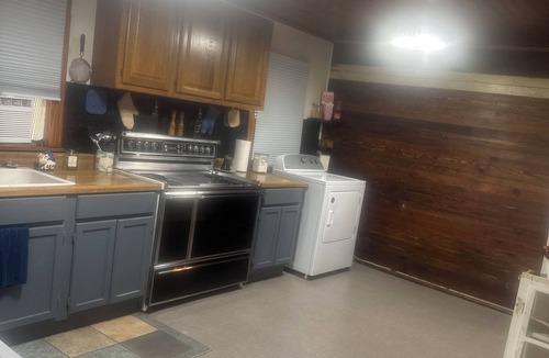 Idlewild House | Charming 2-bedroom farmhouse in wonderful Gleason with AC, WiFi