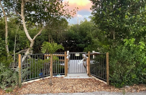 Rock Ridge House | Charming 2-bedroom house with dock, AC, & Wifi. Enjoy kayakingn2 min from beach