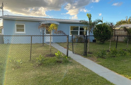 Rock Ridge House | Charming 2-bedroom house with dock, AC, & Wifi. Enjoy kayakingn2 min from beach