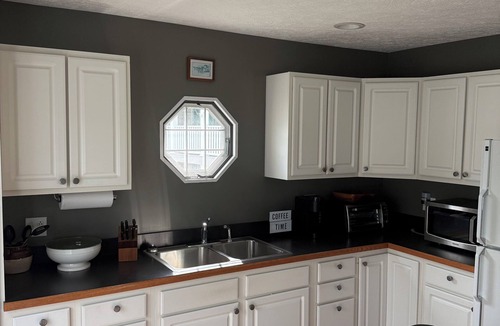 Draper House | Charming 2-bedroom house with private dock in Draper Va on Claytor Lake