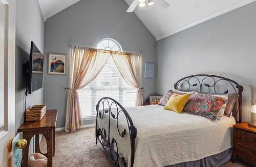 Pelham House | Charming 2-bedroom house in adorable Pelham with WiFi, AC