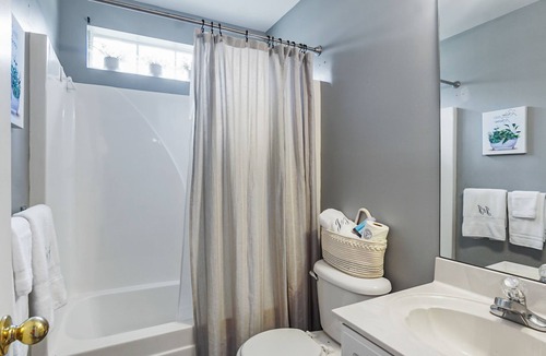 Pelham House | Charming 2-bedroom house in adorable Pelham with WiFi, AC