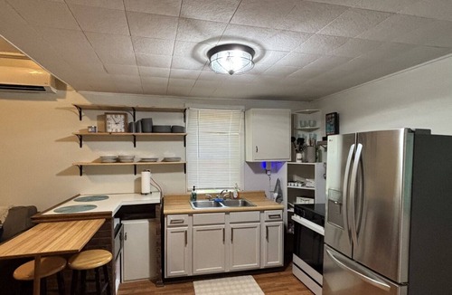 Mammoth Cave House | Charming 2-bedroom cabin on Nolin Lake with WiFi, AC, fire pit