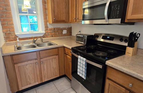 Tallahassee House | Charming 2-bedroom house in marvelous Tallahassee with AC, WiFi