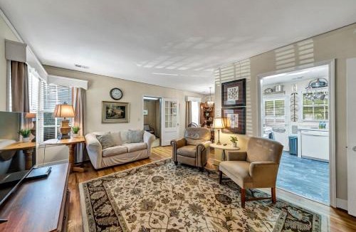 Cayce House | Charming 2BR - Antique Cottage