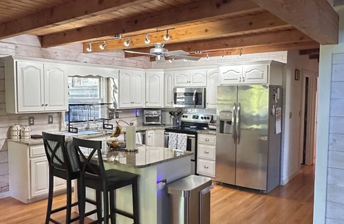 Christiansburg Cabin | Charming 3-bedroom cabin with 10 mins to Virginia Tech