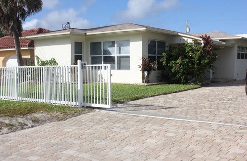 Hollywood House | Charming 3 Bedroom Beach Home w Gated Private Yard