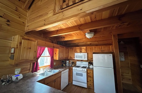 Morganton Cabin | Charming 3-bedroom cabin with WiFi, AC ten mins from downtown Blue Ridge